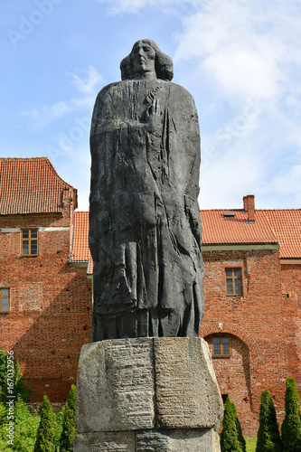 FROMBORK, POLAND. A monument to Nicolaus Copernicus against the background of historical buildings