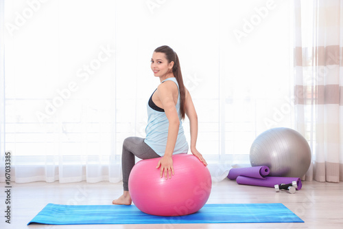 Young pregnant woman traini...