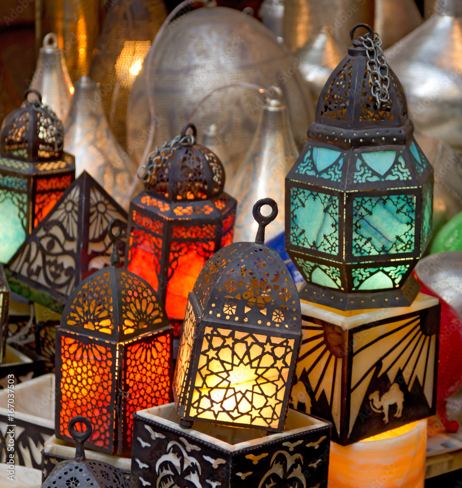 Lanterne, cosiddetto fanooz, in vendita presso il Khan El Khalili al Cairo  utilizzata durante il Ramadan per la casa decorazioni come parte di una  vecchia tradizione Foto stock - Alamy