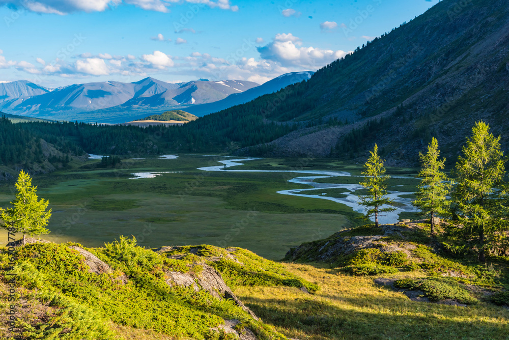 Fototapeta premium Berglandschaft mit Gletscherfluß mäandernd Mongolei