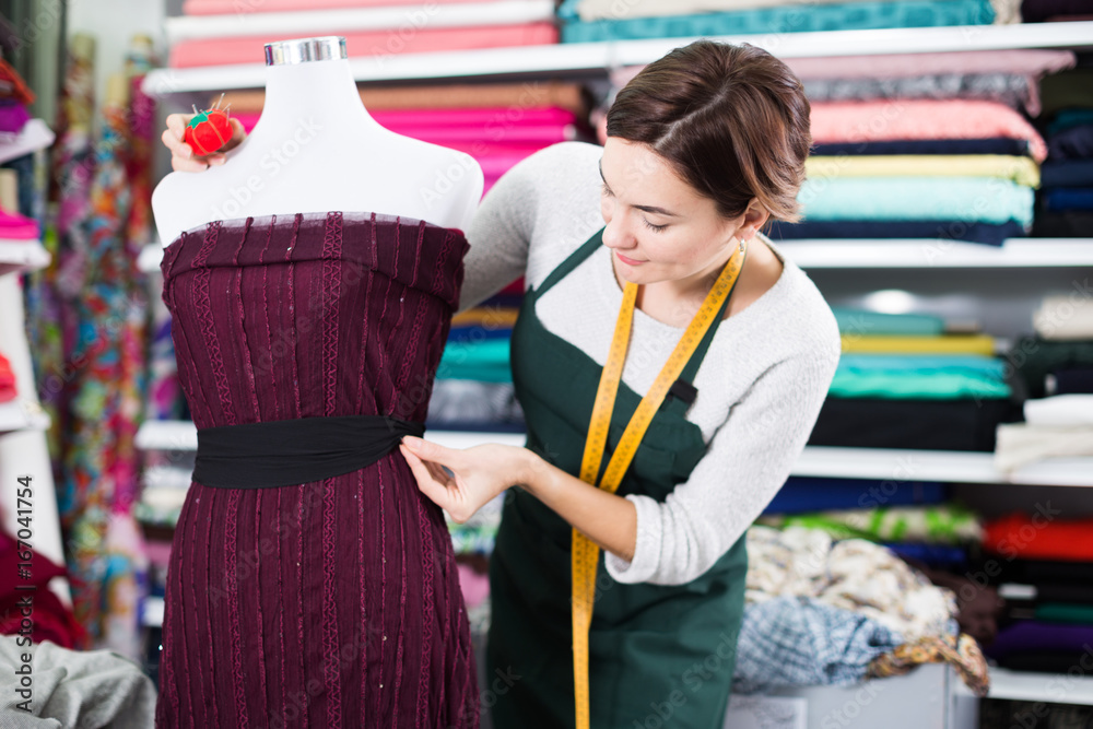 Obraz premium Tailor working at dress