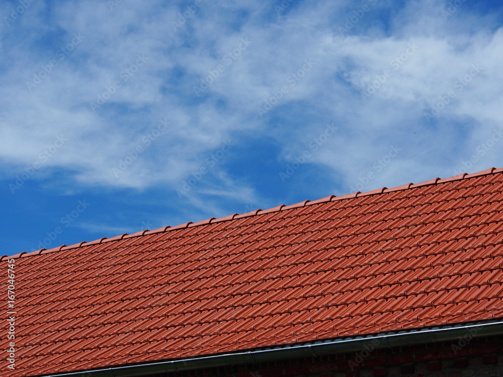 Neues Dach: Dachpfannen, Dachziegel, Dachsanierung Neues Dach: Dachpfannen, Dachziegel, Dachsanierung