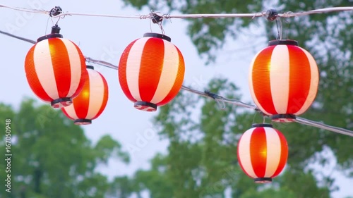 吊り下げられた紅白の提灯、夏祭り　和風イメージ
