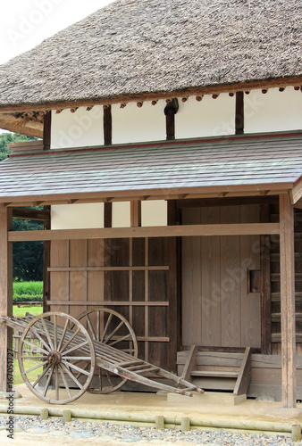 荷車のある小屋