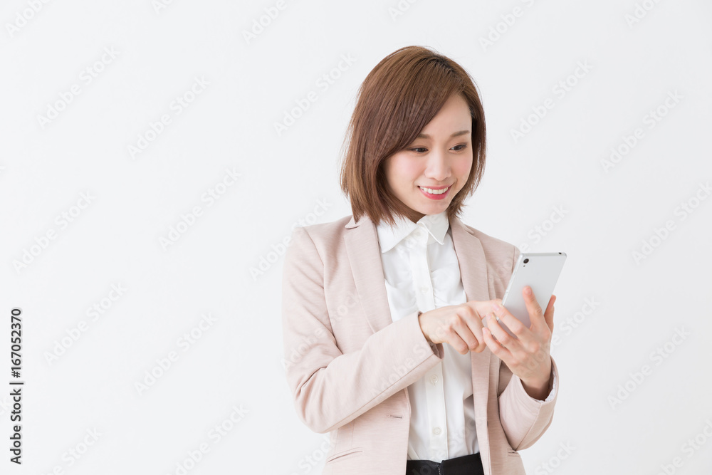 スマートフォンを見る女性 ビジネス スマートフォンを見る女性 ビジネス