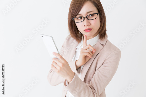 スマホを見る女性 ビジネス 考える