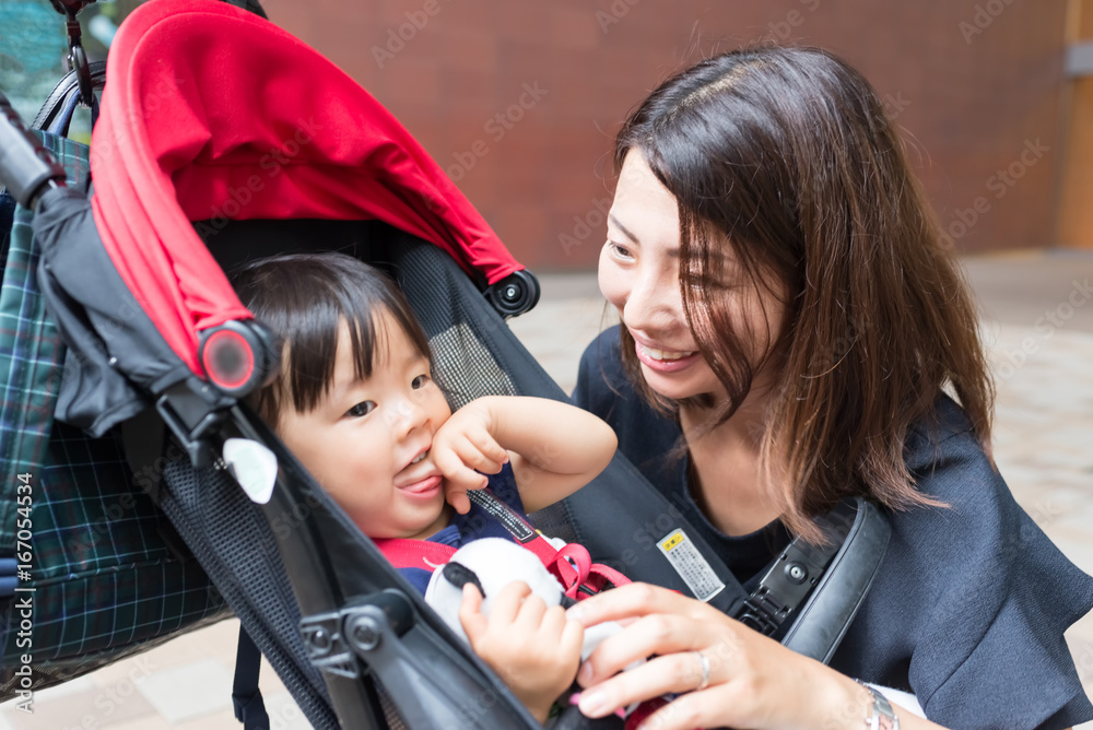 若い母親と乳母車に乗った娘 Stock Photo Adobe Stock