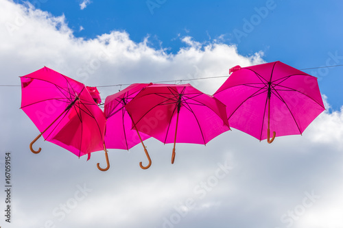 parasols roses sur fond de ciel 