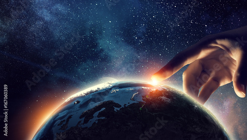 Photo Touching planet with finger