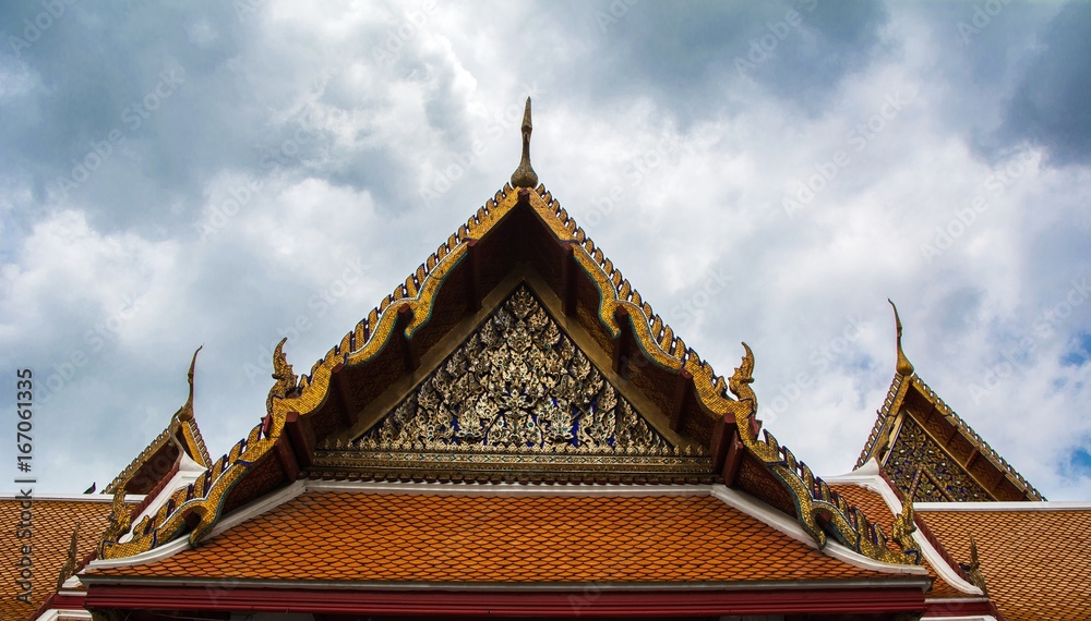 Ubosot - the roof of temple in the Watmahathat temple Ubosot - the roof of temple in the Watmahathat temple