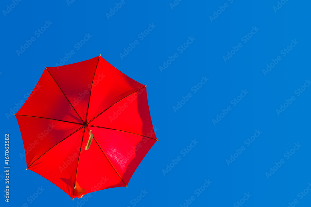 parasol rouge sur fond de ciel bleu parasol rouge sur fond de ciel bleu