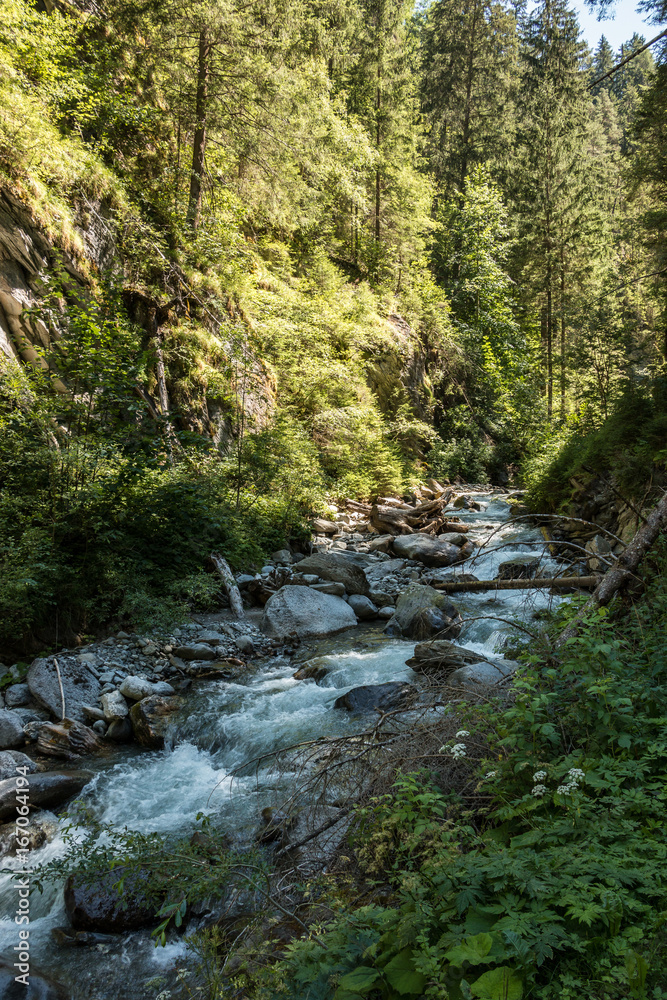 Fluss und Felsen Fluss und Felsen
