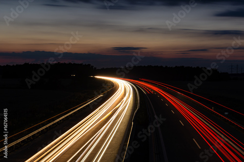 Langzeitaufnahme einer deutschen autobahn bei Nacht