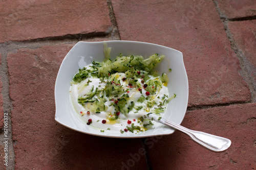 Joghurt Dip mit Gurke und rotem Pfeffer, Draufsicht photo