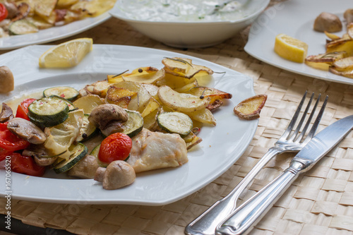 Fisch mit Kartoffeln, Gemüse und Salat, mediterran