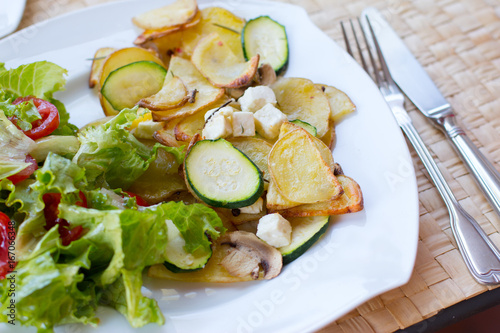 Kartoffelauflauf mit Gemüse und Salat, mediterran