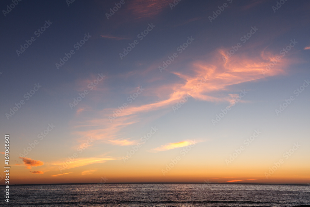 Cielo y océano atlántico al atardecer desde la Playa de las Furnas. Porto do Son, La Coruña, Galicia.