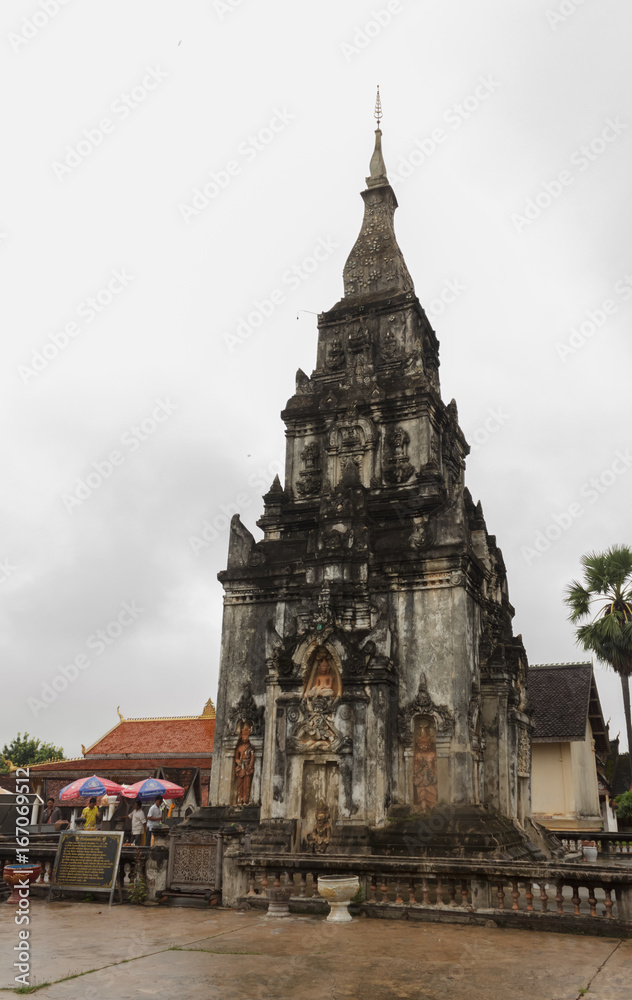Fototapeta premium Tourists visit and worship Ing Hang Pagoda.