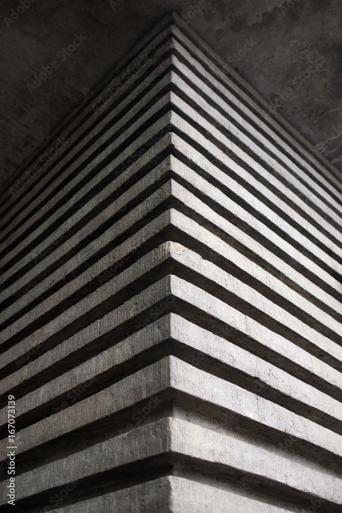 Obraz premium The effective angle of a concrete building in the form of three-dimensional stripes.