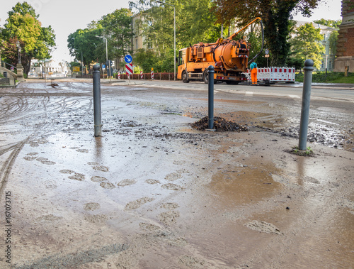 nach dem Hochwasser: zerstörte Stadt