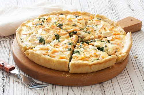 Pie ( quice) with salmon, spinach and soft cheese