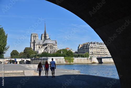 Balade sur les quais de Seine face à l'île de la Cité à Paris, France