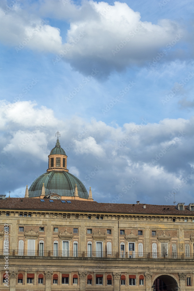 Obraz premium One green historical dome with blue sky with clouds as background in Bologna (Italy)