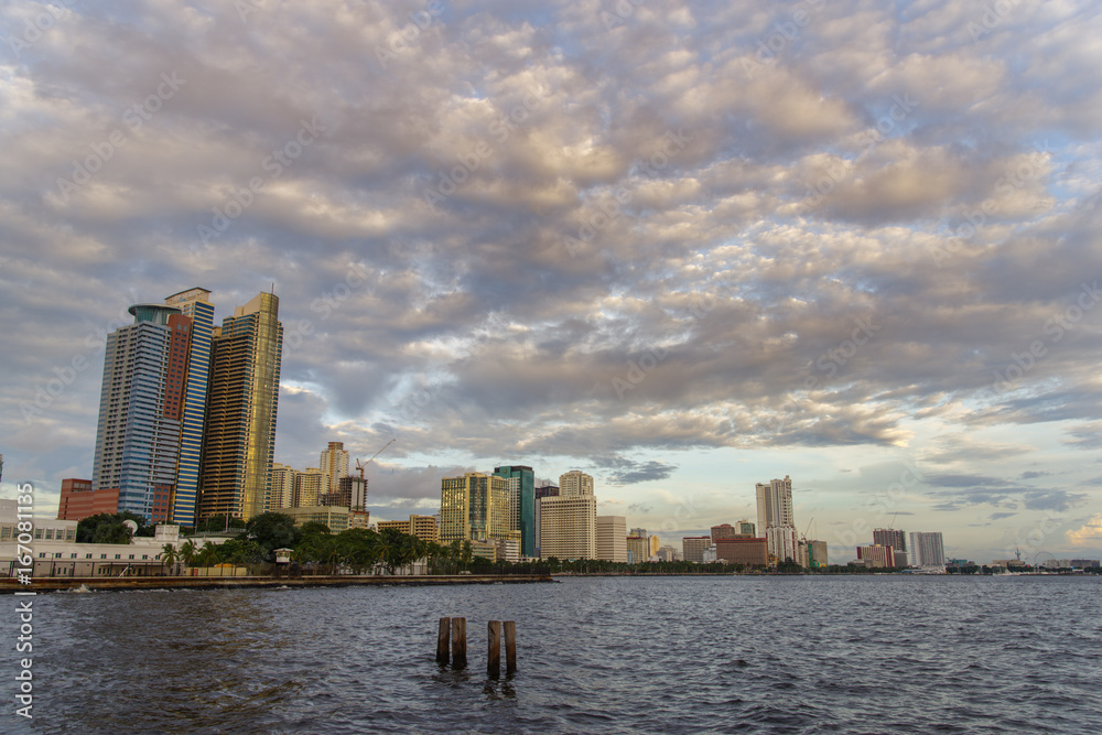 Naklejka premium Zachód słońca w Zatoce Manilskiej