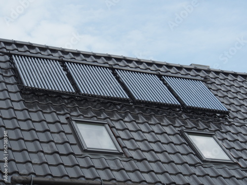 Wärmeerzeugung auf Hausdach: Solarthermie, Röhren, Sonnenenergie  photo