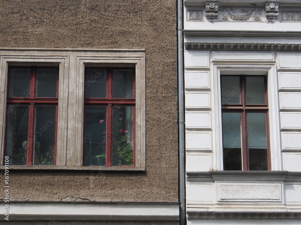 Berlin: Schmucklose Fassade neben anspruchsvoll sanierter Altbaufassade Berlin: Schmucklose Fassade neben anspruchsvoll sanierter Altbaufassade