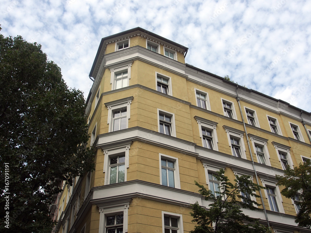 Grünes Berlin: Altbaufassaden im Prenzlauer Berg Grünes Berlin: Altbaufassaden im Prenzlauer Berg