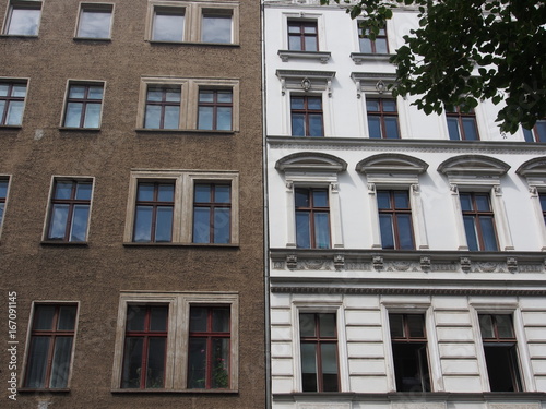 Berlin: Schmucklose Fassade neben anspruchsvoll sanierter Altbaufassade