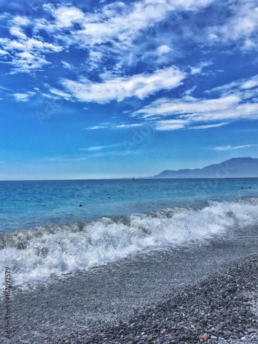 Fototapeta Naklejka Na Ścianę i Meble -  onde che si infrangono sulla spiaggia di Bordighera