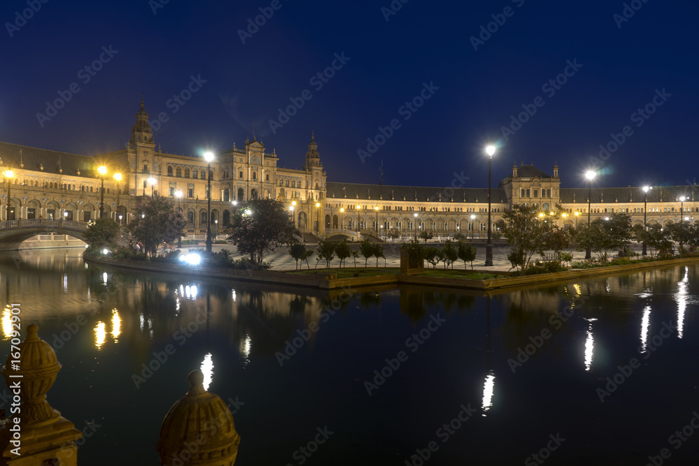 plaza de España de la ciudad de Sevilla con iluminación nocturna