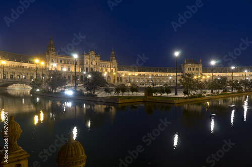plaza de Espa  a de la ciudad de Sevilla con iluminaci  n nocturna