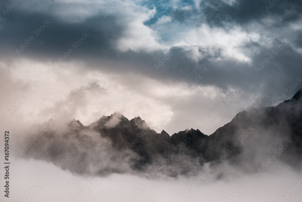 Durch die Wolken (Schweizer Alpen) Durch die Wolken (Schweizer Alpen)