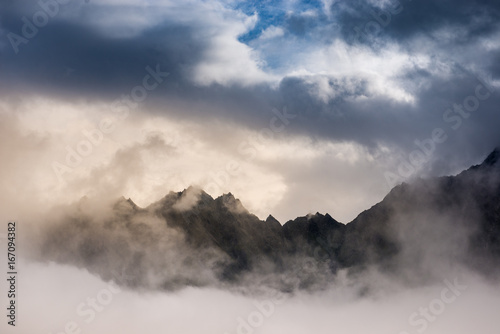 Durch die Wolken (Schweizer Alpen)