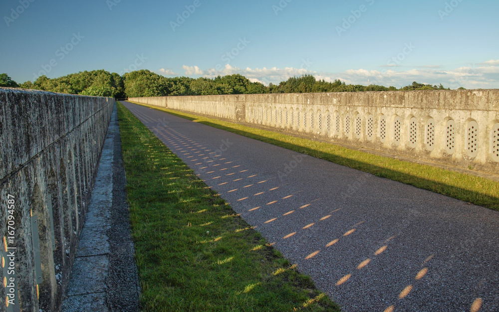 Piste cyclable sur un ancien pont ferroviaire à la campagne Piste cyclable sur un ancien pont ferroviaire à la campagne