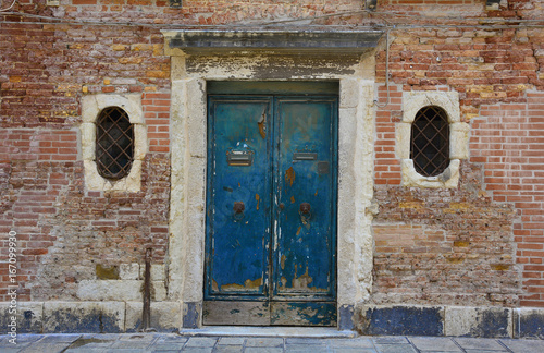 An old wooden door in a derelict building in the Dorsoduro quarter of Venice   © dragoncello