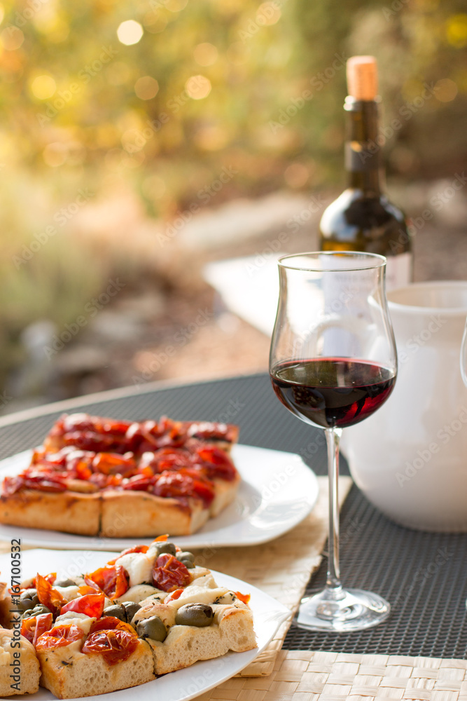 Pizzagenuss mit Wein am Abend, Italien, Urlaub Pizzagenuss mit Wein am Abend, Italien, Urlaub