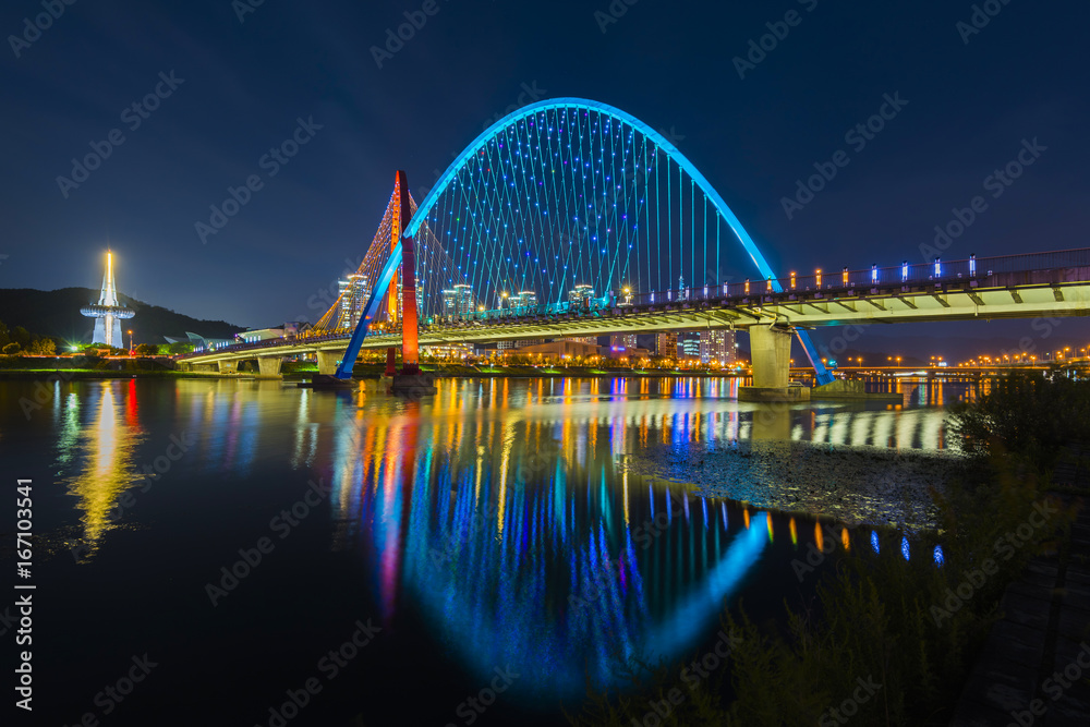 Naklejka premium Colorful bridge and reflection Expo Bridge in Daejeon, South Korea
