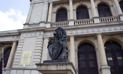 the old stock exchange building with lions at the entrance