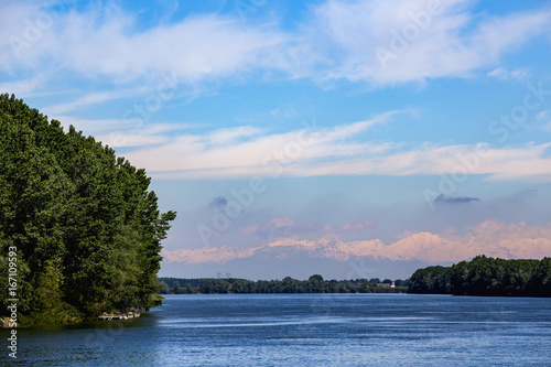 Le Alpi viste dal fiume Po  Piacenza  Emilia-Romagna  Italia