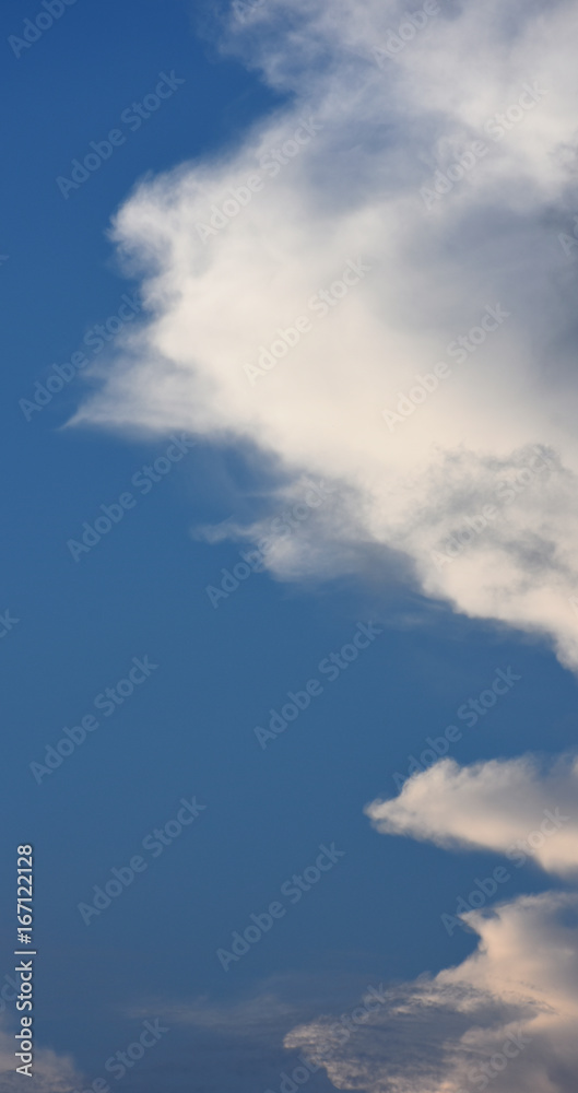 Fototapeta premium 青空と雲「空想・雲のモンスターたち」並んで進む、仲間たち、家族でハイキング、ファミリーの絆などのイメージ