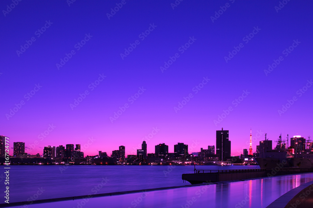 Obraz premium The purple dusk of Tokyo bay