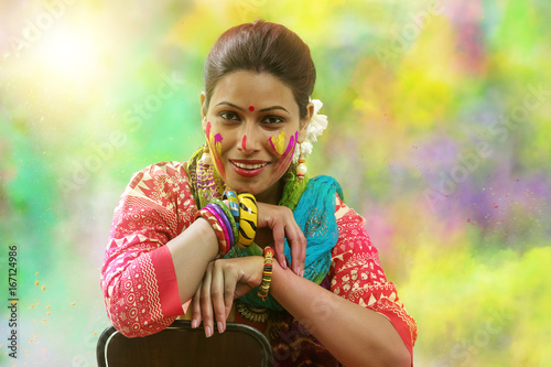 Tableau sur toile Portrait of an Indian girl at Holi Color festival