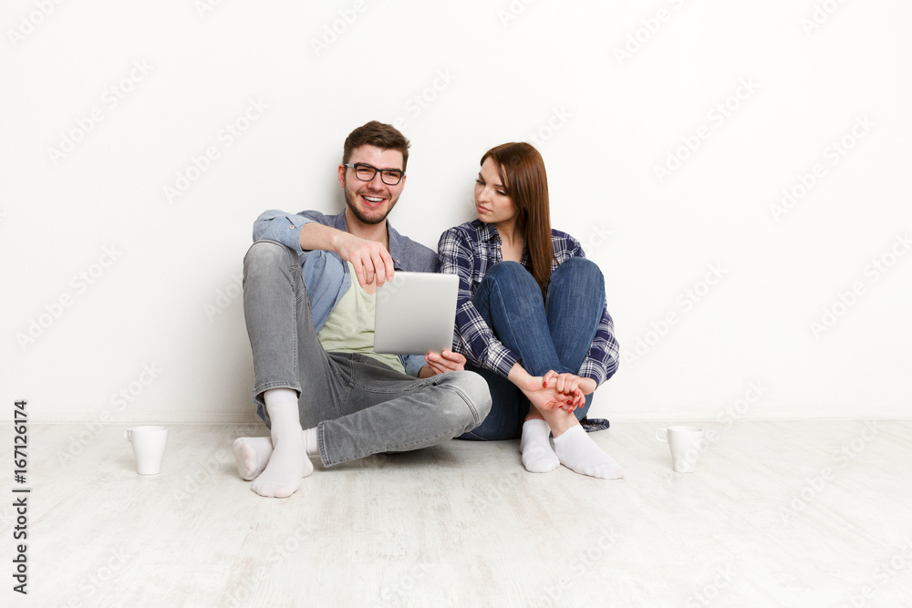 Obraz premium Couple ordering purchase on digital tablet