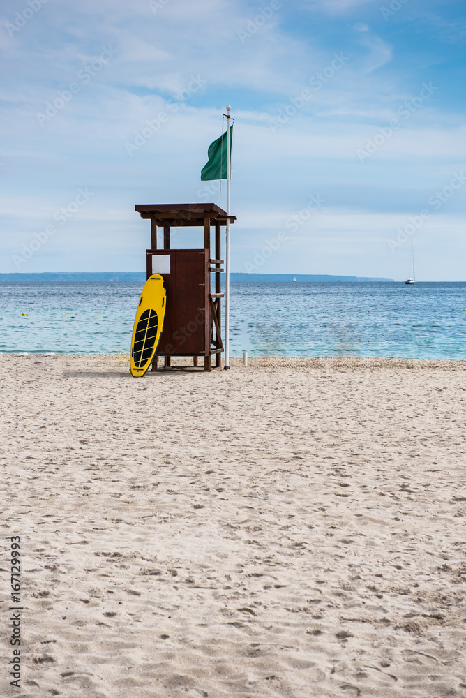 Bademeister Turm am Strand auf Mallorca vor blauem Himmel Bademeister Turm am Strand auf Mallorca vor blauem Himmel