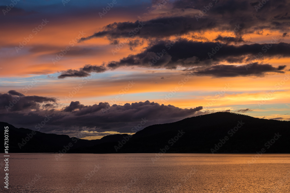 Blick auf den Storfjord in Norwegen am Abend