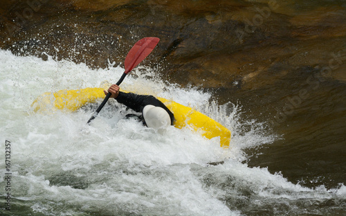 Foto White water rapids kayaking at Clear Creek White Water Park in Golden, Colorado